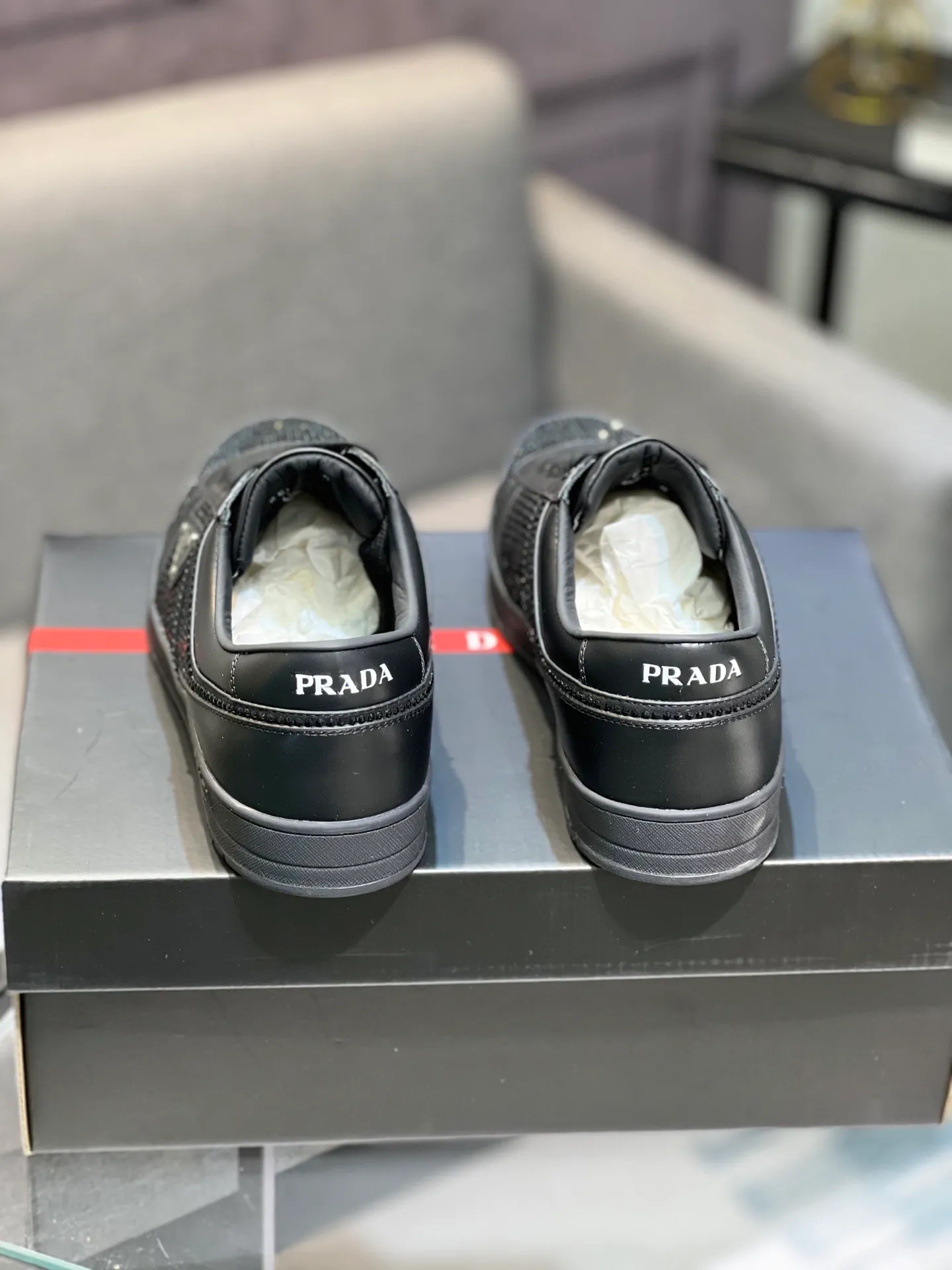 Men's shoes 💰660【PRADA】Prada ——High-end quality Original order ——Upper: 🔝Full calfskin, hot-drilling process, external seaming process of shoe collar, air-pressure brand logo on shoe body ——Inner lining: water-dyed cowhide ——Outsole: TPU molded outsole Super high quality control·Fine workmanship: highlighted (high-end·luxury·grade) -Size: 38-44 (45, 46, can be customized)